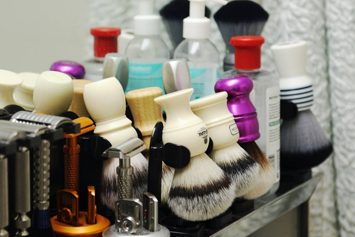Close-up of a man applying alcohol-free post shave care to his freshly shaved jawline, showing calm, non-irritated skin